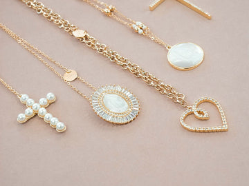All kinds of pendant necklace.