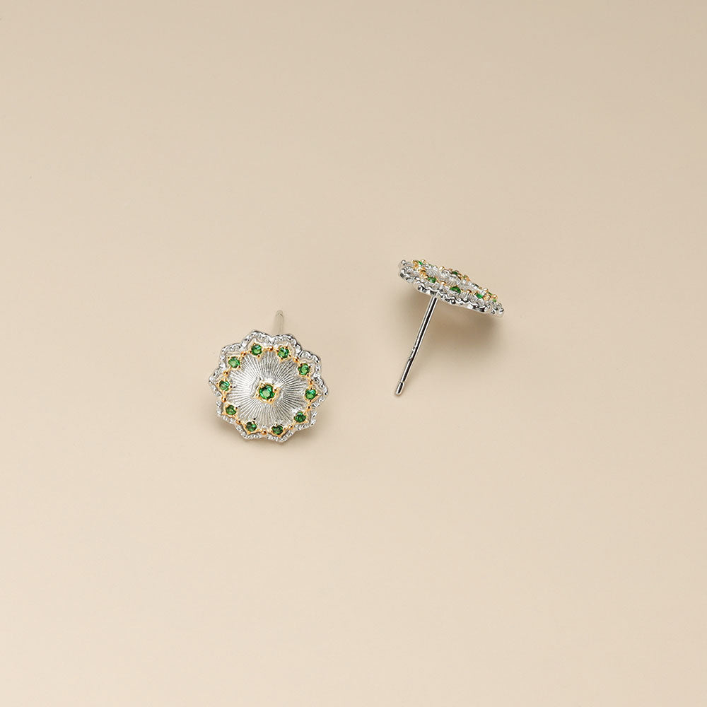 A pair of 925 earrings.