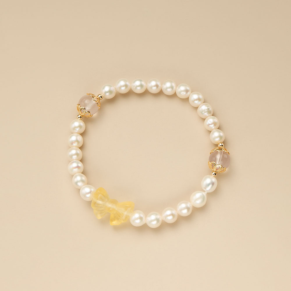 A cultured pearl bracelet.