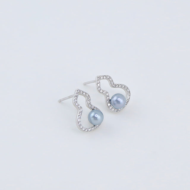 A pair of gourd diamond ear studs.