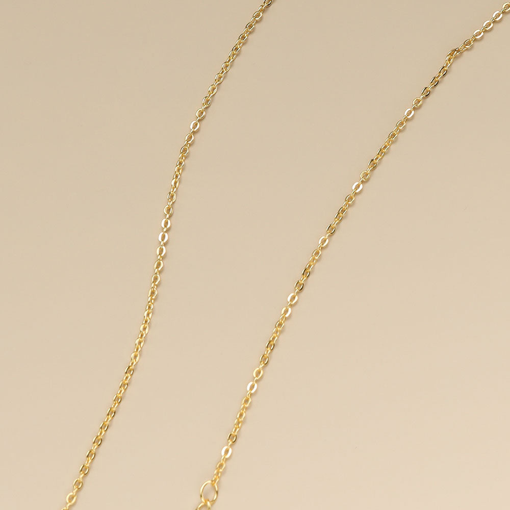 A cable gold chain.