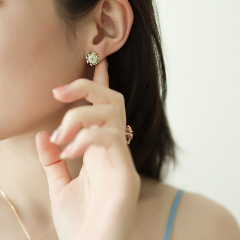 Ladies stud earrings.