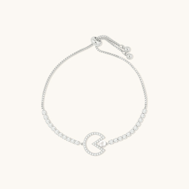 A eatting pearl silver metal bracelet.