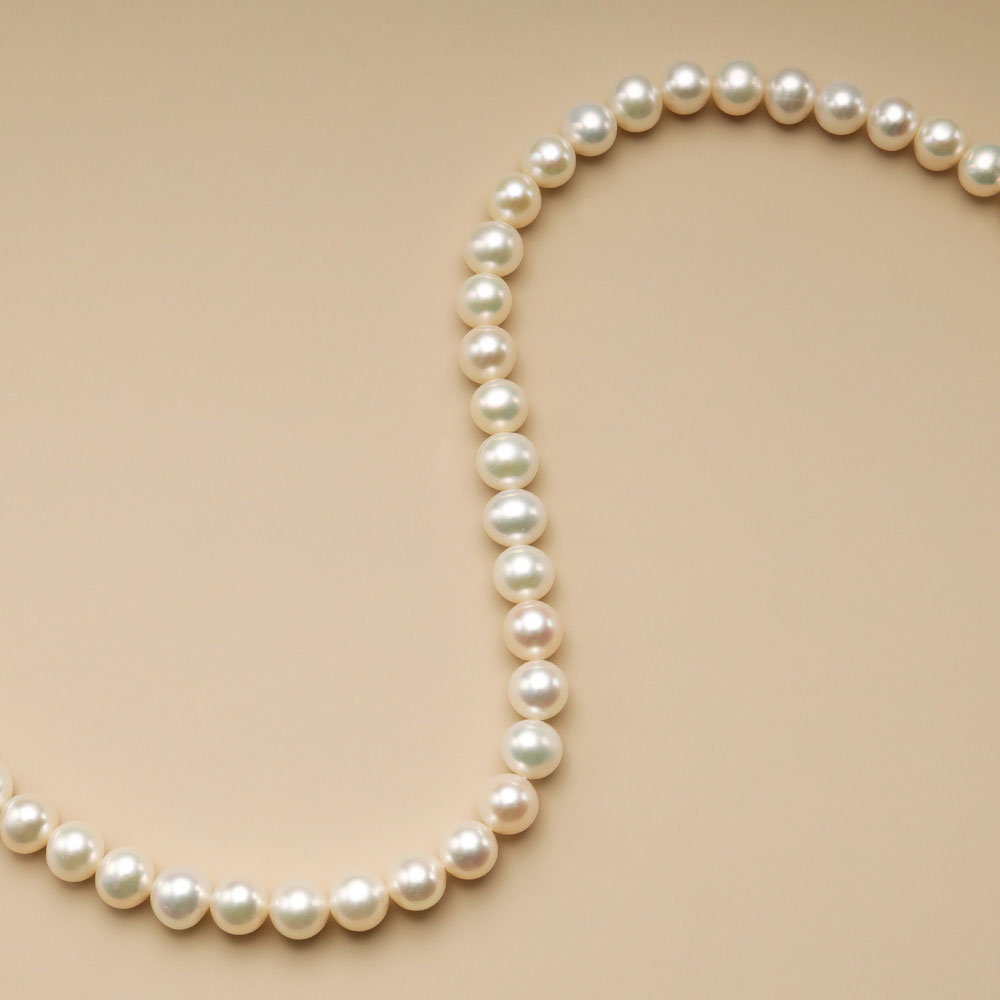 A string of original pearl beads.