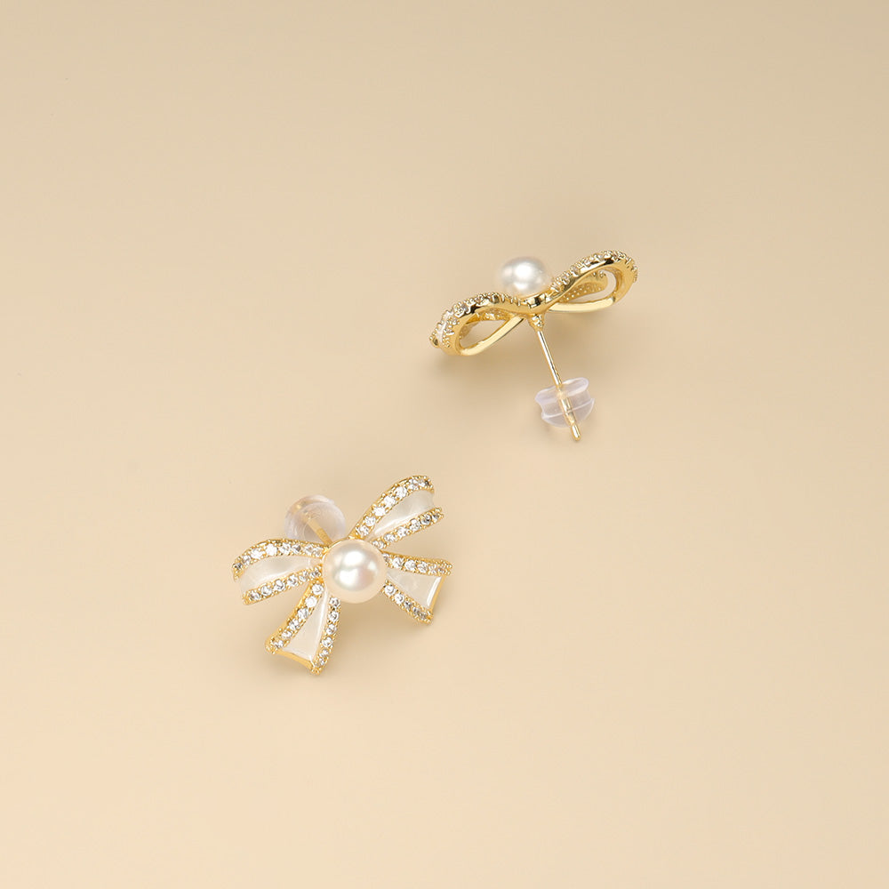 The lateral shot of pearl studs.