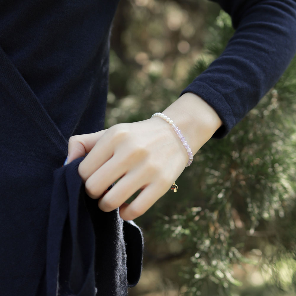 Women wear a real amethyst bracelet.