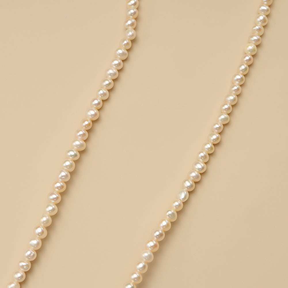 The close shot od real pearl choker.