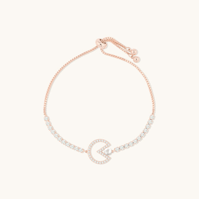 A eatting pearl rose gold bracelet with adjustable clasp.