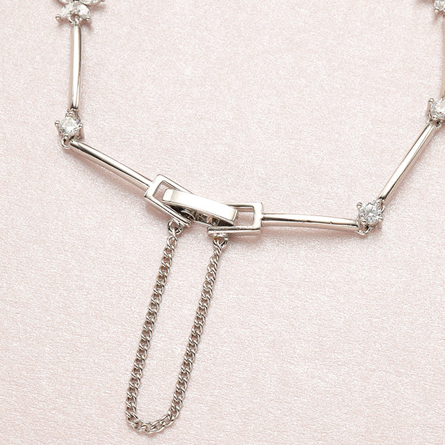 A closed silver chain bracelet clasp.