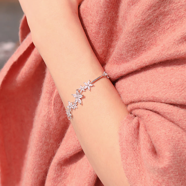 Silver link bracelet on women wrist.