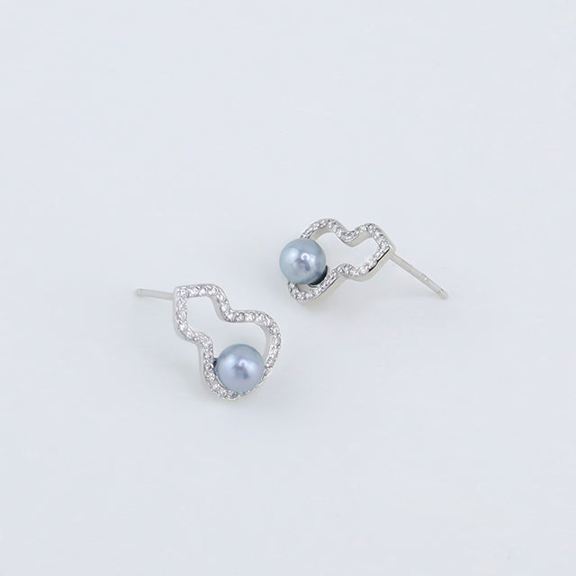 The side shot of sterling silver diamond earrings.