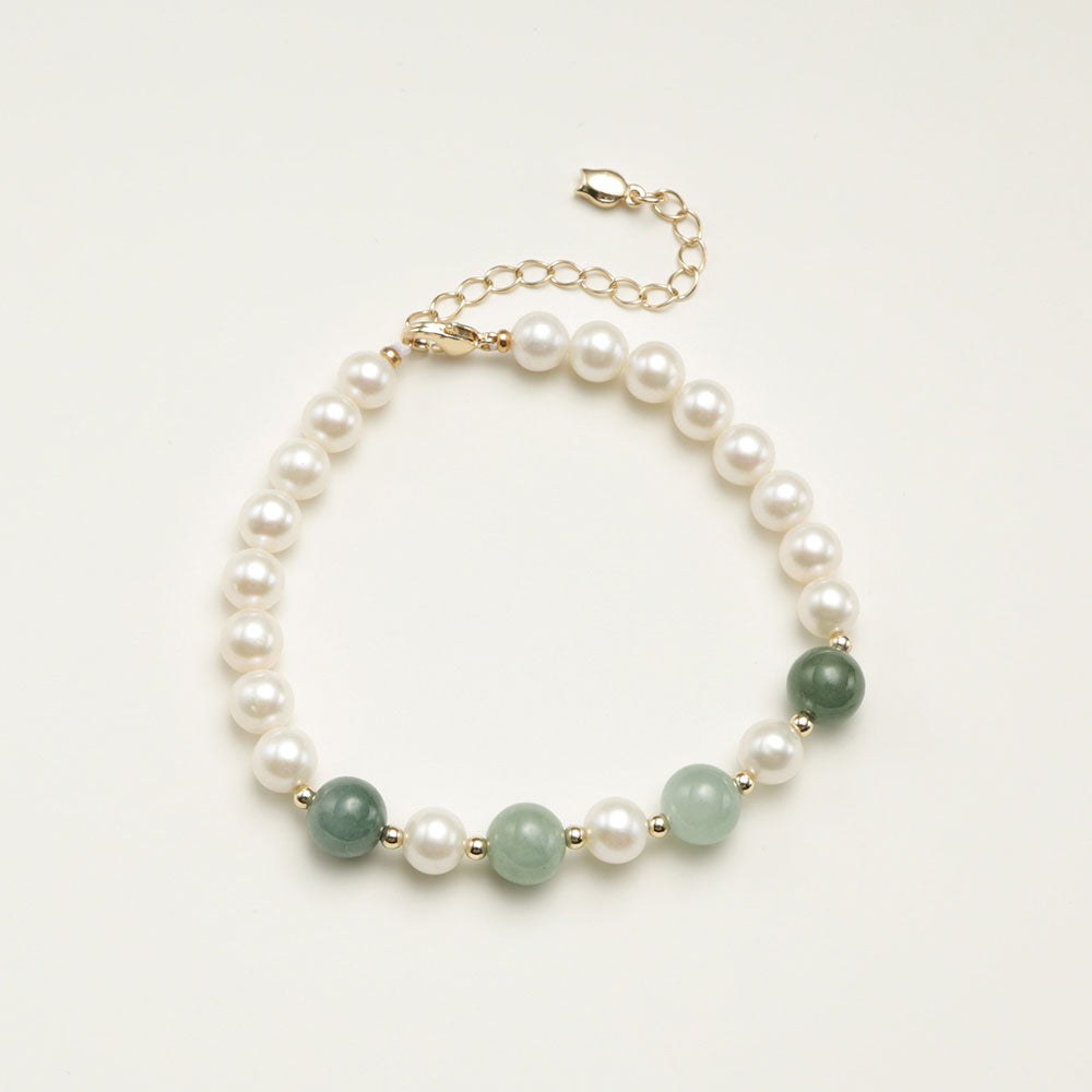 Womens pearl bracelet.